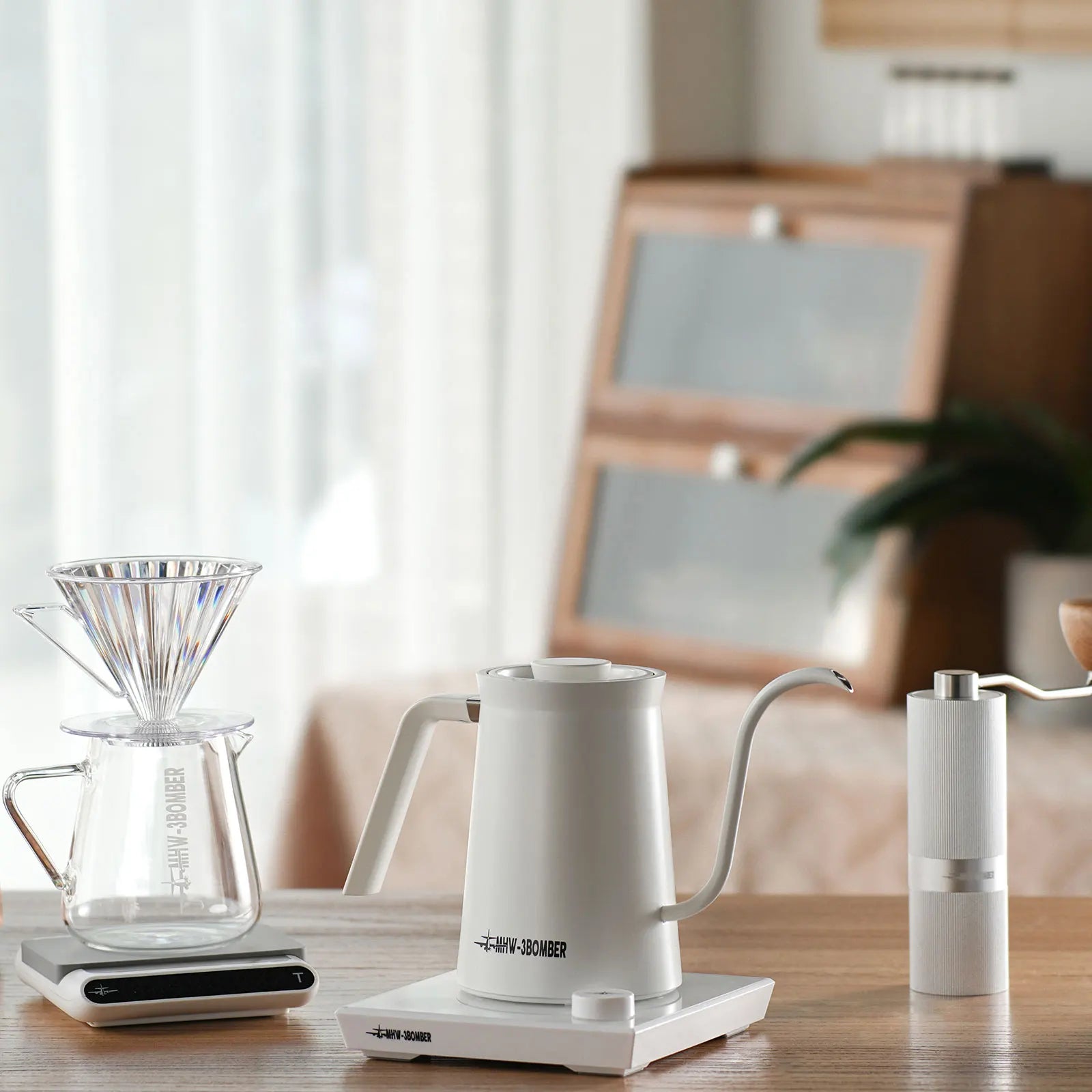 MHW-3BOMBER Intelligenter elektrischer Kaffeekessel Präzise Temperaturregelung Schwanenhalskessel Pour Over Kaffee Home Barista Zubehör
